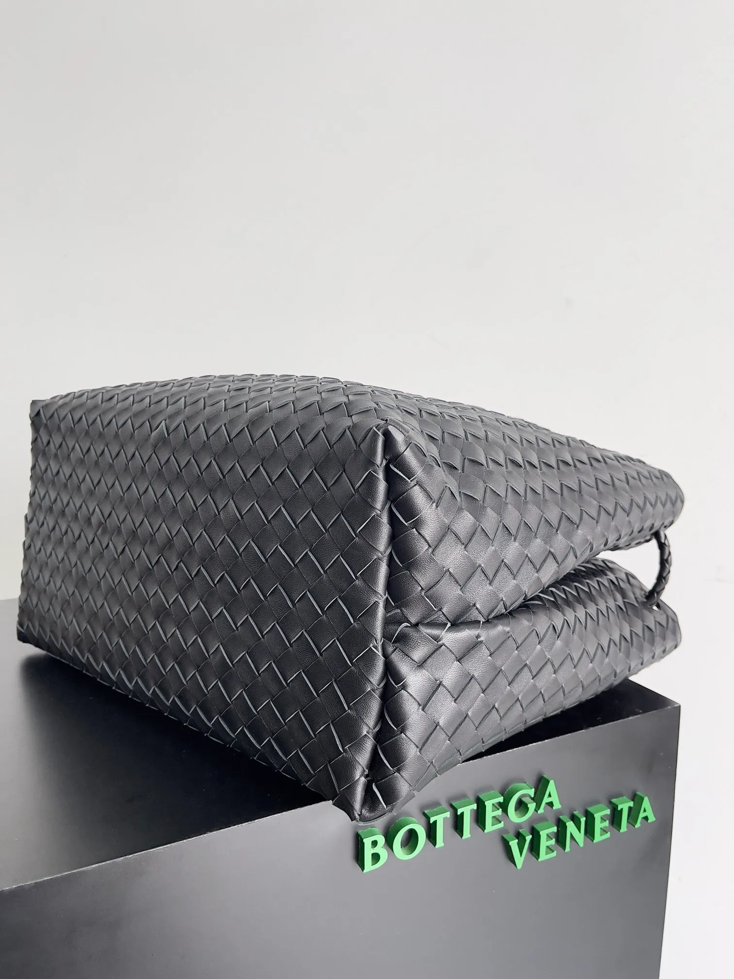 Batch 3760 Recently, the same style of bag that celebrities love is both high-end and practical. Michelle Yeoh, Kim Namjoon, Jing Boran, Tong Liya, Sun Qian, Wu Qianyu, Du Juan, Ma Yili and Bai Baihe are all carrying Bottega Veneta summer series Andiamo handbags. Andiamo has a simple structure and rounded lines. The whole piece is made of Nappa leather. It is comfortable, soft and dynamic. It adds interest to daily life and can be easily matched with various styles. Andiamo handbags are available in three sizes: small, medium and large. There are many colors to choose from, which can meet different needs. You can really carry it whether it is daily or attending events. Style number: 743575 Size: 45*22*34 including handle height 44cm